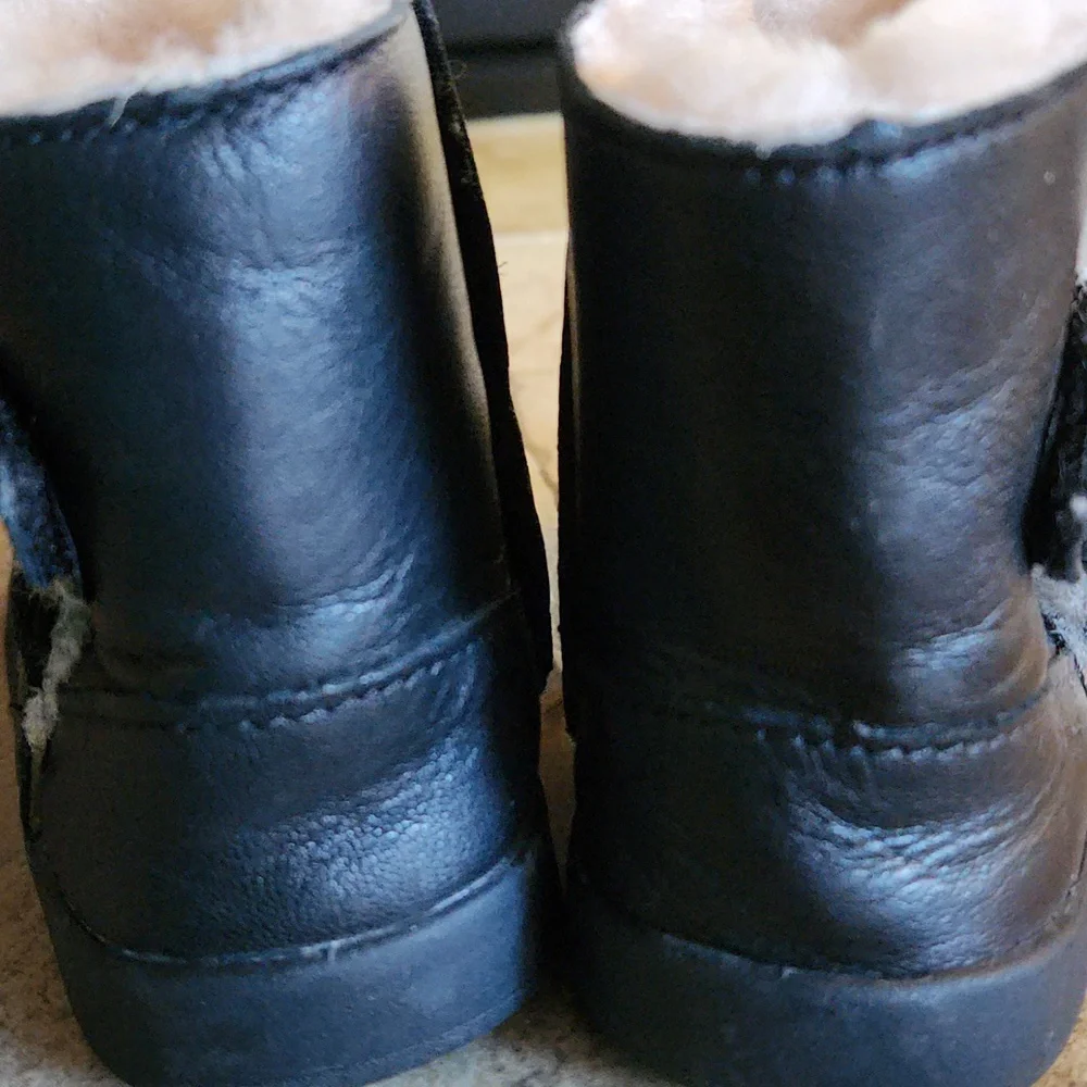UGG Black Leather Boots with Shearling Toddler Size 4/5 - Picture 2 of 11